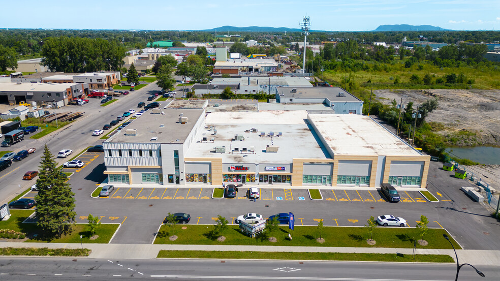 6450 Grande Allée, Saint-hubert, QC en alquiler - Foto del edificio - Imagen 2 de 7