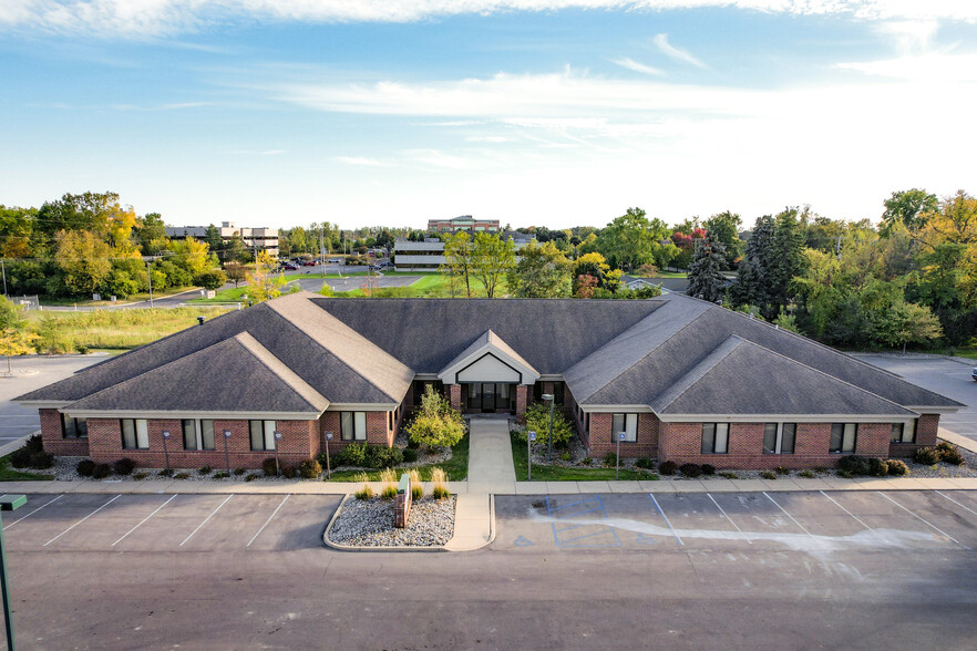 1675 Watertower Pl, East Lansing, MI en alquiler - Foto del edificio - Imagen 1 de 4