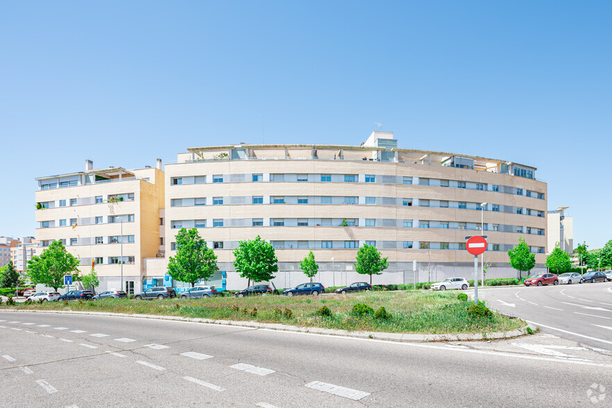 Paseo Tierra de Melide, 28, Madrid, Madrid en alquiler - Foto del edificio - Imagen 2 de 2