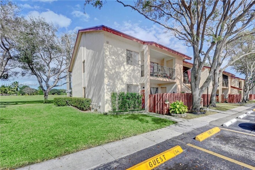 7941 Southgate Blvd, North Lauderdale, FL en venta - Foto del edificio - Imagen 2 de 46