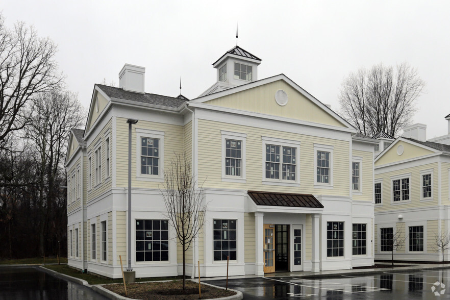 32 Church Hill Rd, Newtown, CT en alquiler - Foto del edificio - Imagen 1 de 8