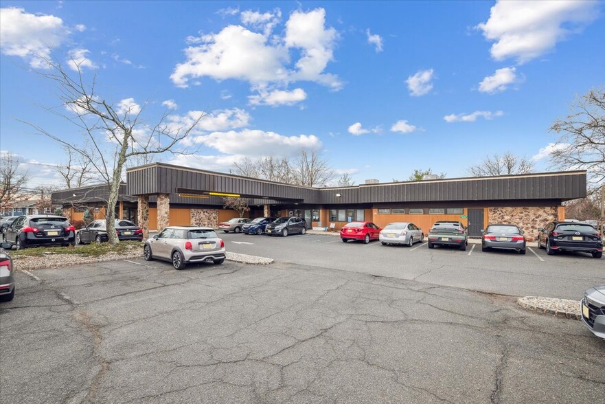 215 Union Ave, Bridgewater, NJ en venta - Foto del edificio - Imagen 2 de 24