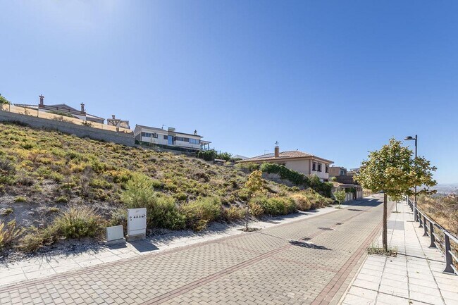 Más detalles de Calle Churriana de la Vega, 10, La Zubia - Terreno en venta