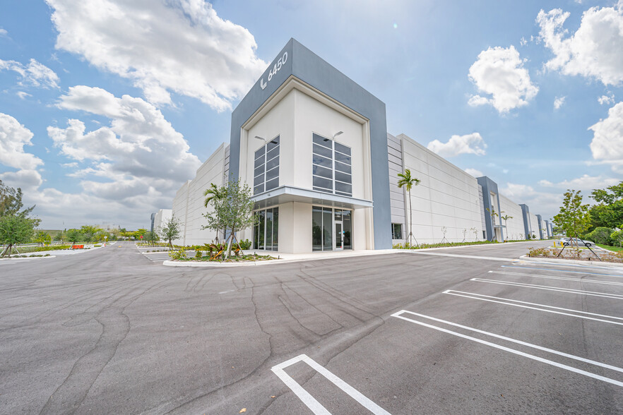 6550 NW 97th Ave, Doral, FL en alquiler - Foto del edificio - Imagen 2 de 24