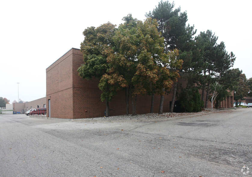 333 Wyecroft Rd, Oakville, ON en alquiler - Foto del edificio - Imagen 2 de 2