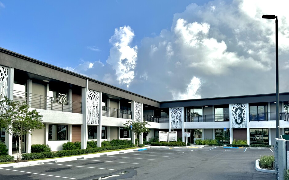 1021 Ives Dairy Rd, Miami, FL en alquiler - Foto del edificio - Imagen 1 de 8