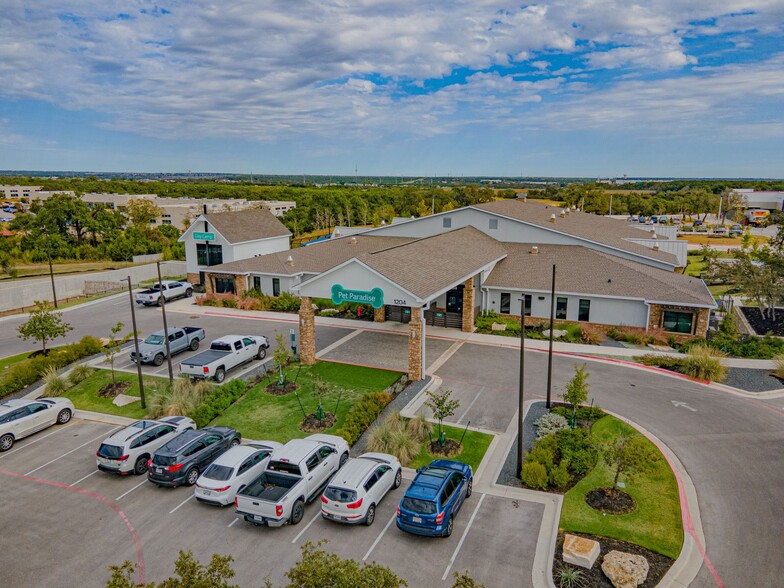 1204 Arrow Point Dr, Cedar Park, TX en venta - Foto del edificio - Imagen 3 de 5