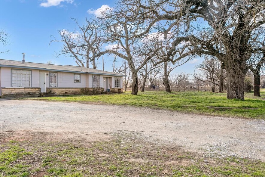 591 Friendship Ln, Fredericksburg, TX en venta - Foto del edificio - Imagen 2 de 4