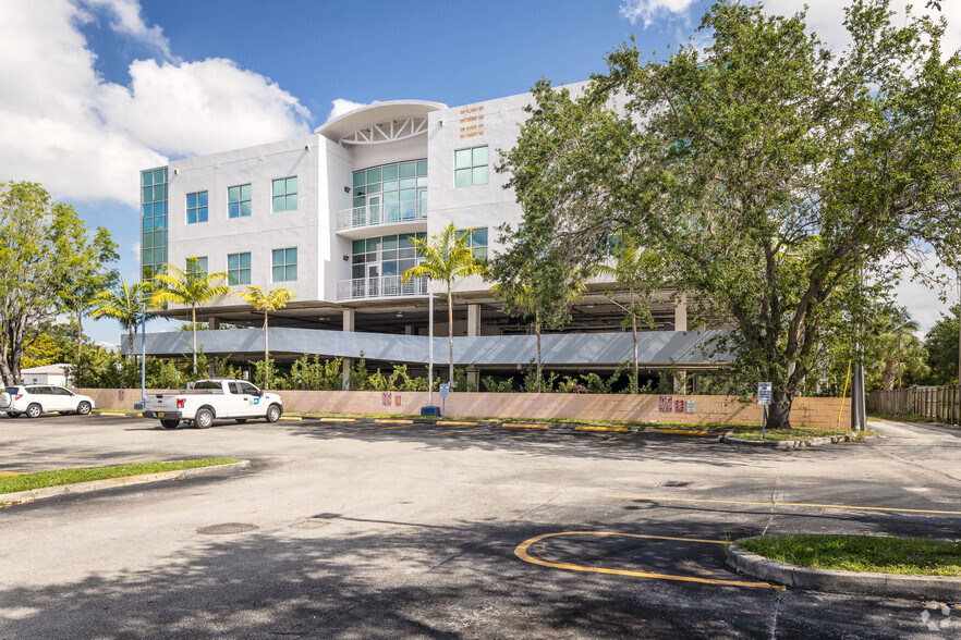 657 South Dr, Miami Springs, FL en alquiler - Foto del edificio - Imagen 2 de 6