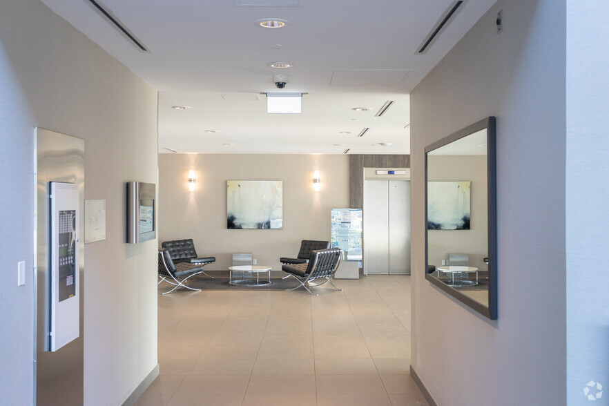 4180 Lougheed Hwy, Burnaby, BC en alquiler - Lobby - Imagen 3 de 6