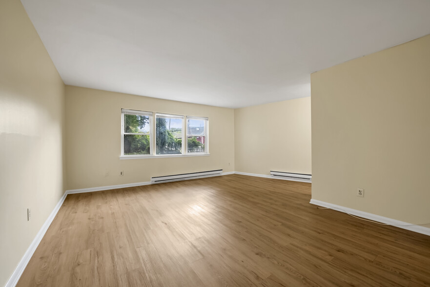 3908 Little Neck Pky, Douglaston, NY en alquiler - Foto del edificio - Imagen 1 de 14