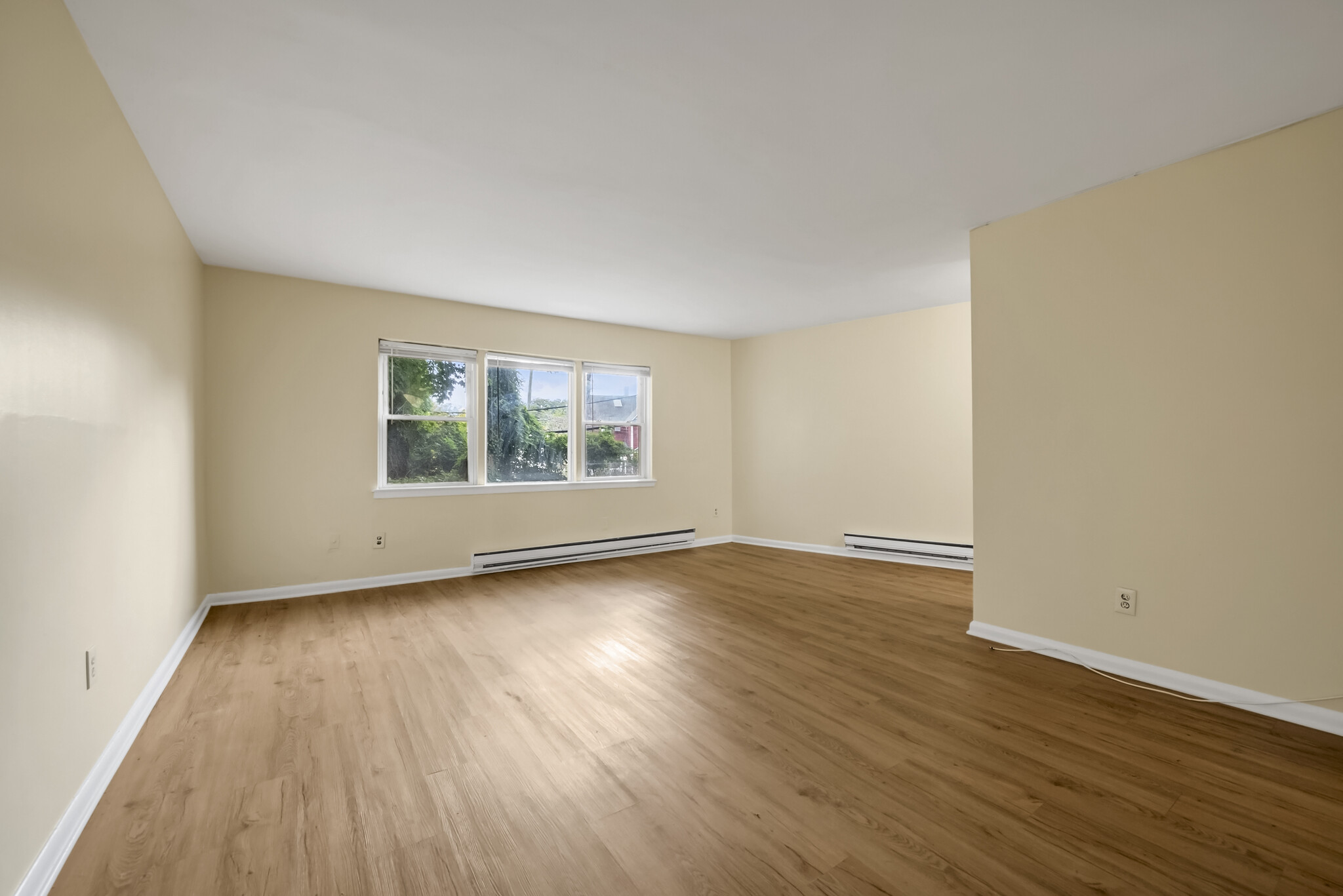 3908 Little Neck Pky, Douglaston, NY en alquiler Foto del edificio- Imagen 1 de 15