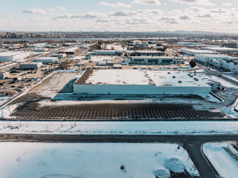 900 Pl Paul-Kane, Laval, QC en alquiler - Foto del edificio - Imagen 3 de 9