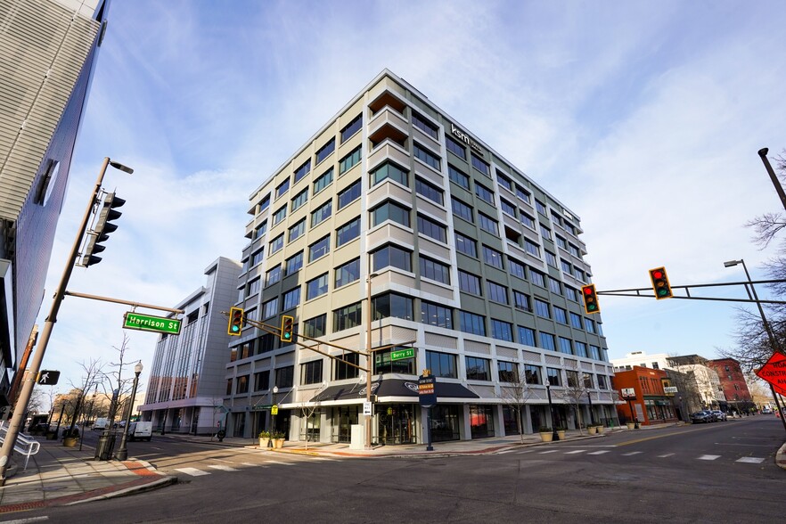 202 W Berry St, Fort Wayne, IN en alquiler - Foto del edificio - Imagen 2 de 4