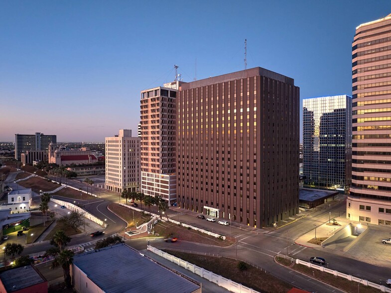 615 N Upper Broadway St, Corpus Christi, TX en alquiler - Foto del edificio - Imagen 1 de 63