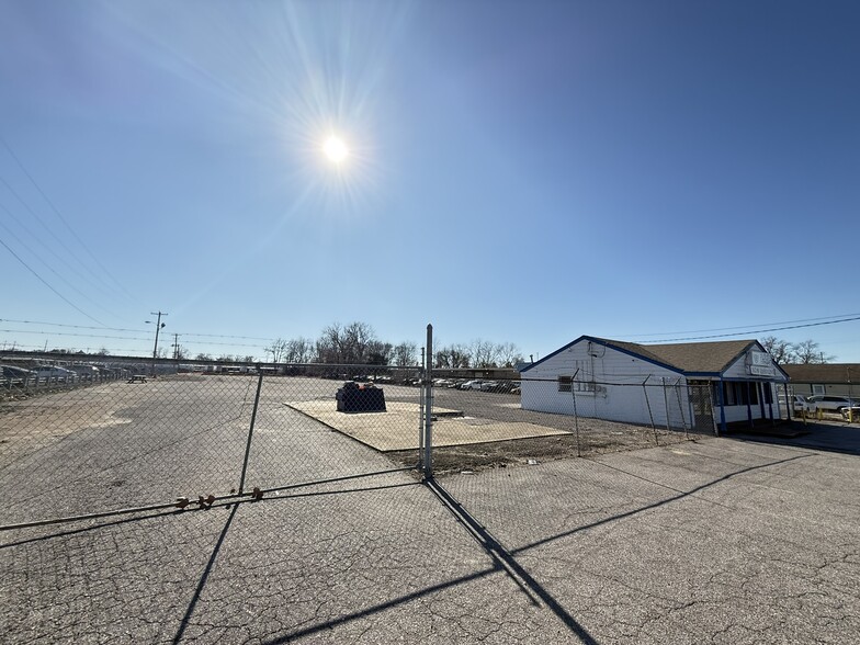 1911 E Brooks Rd, Memphis, TN en alquiler - Foto del edificio - Imagen 2 de 4