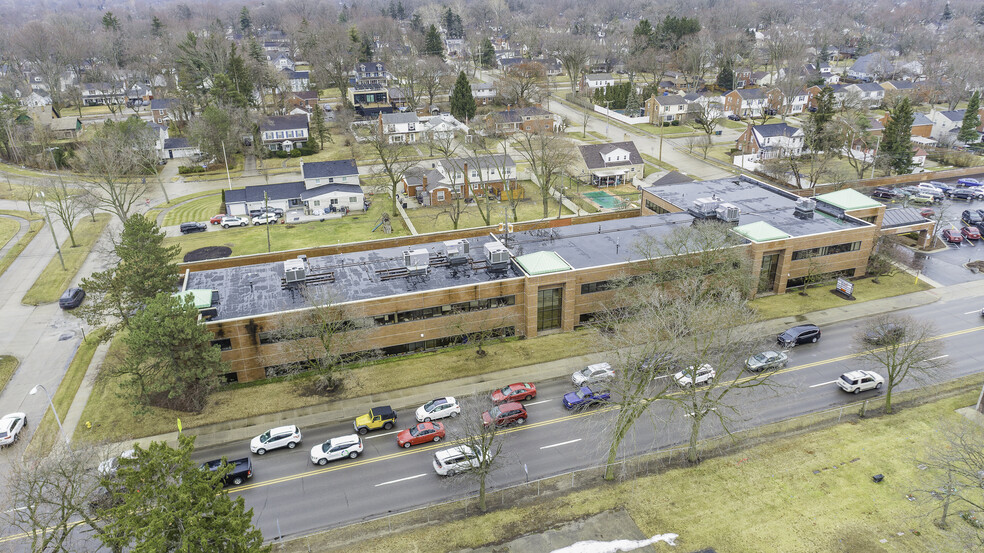 1695 W Twelve Mile Rd, Berkley, MI en alquiler - Foto del edificio - Imagen 2 de 7