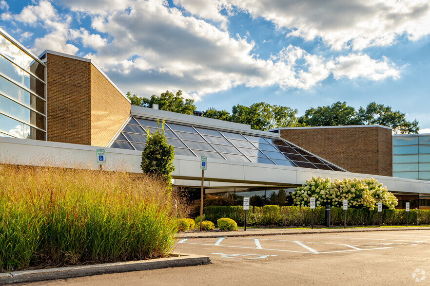 2600 S Telegraph Rd, Bloomfield Hills, MI en alquiler - Foto del edificio - Imagen 2 de 11