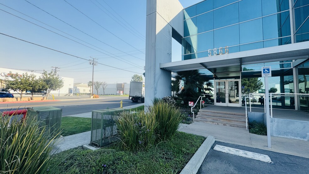 5866 Smithway St, Commerce, CA en alquiler - Foto del edificio - Imagen 3 de 22