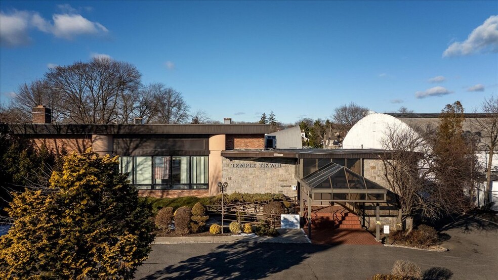 3315 Hillside Ave, New Hyde Park, NY en venta - Foto del edificio - Imagen 3 de 36