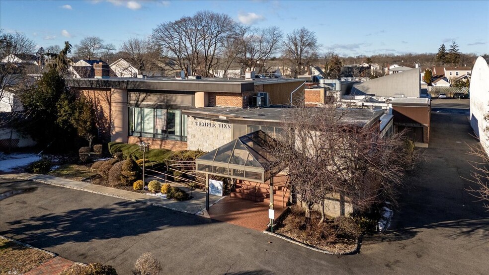 3315 Hillside Ave, New Hyde Park, NY en venta - Foto del edificio - Imagen 1 de 36