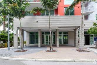 7671 NW 107th Ave, Doral, FL en alquiler Foto del edificio- Imagen 1 de 2