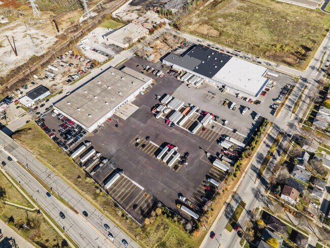 Más detalles de 7320-7400 W Florist Ave, Milwaukee, WI - Flex, nave en alquiler