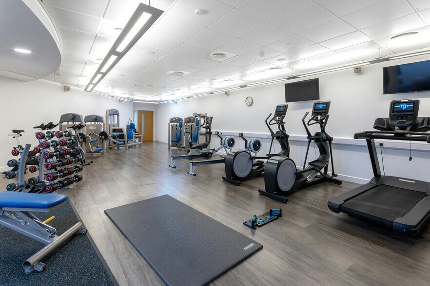 Highbury Dr, Leatherhead en venta - Foto del edificio - Imagen 3 de 11