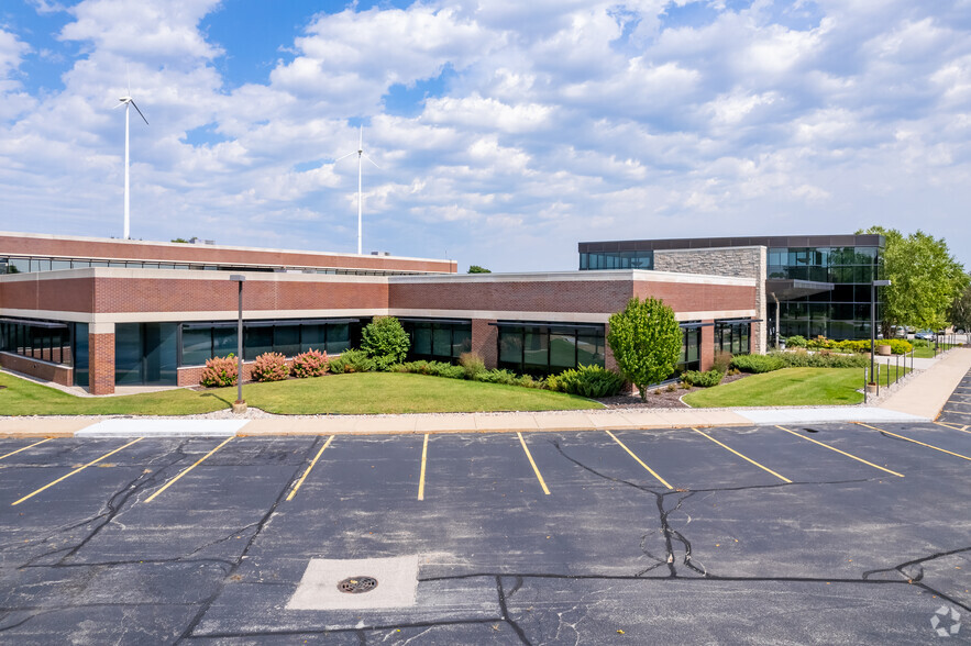 1451 McMahon Dr, Neenah, WI en alquiler - Foto del edificio - Imagen 2 de 10