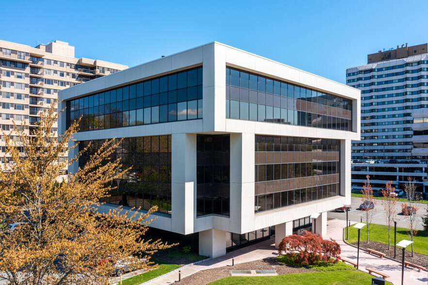 1 Barker Ave, White Plains, NY en alquiler - Foto del edificio - Imagen 2 de 15