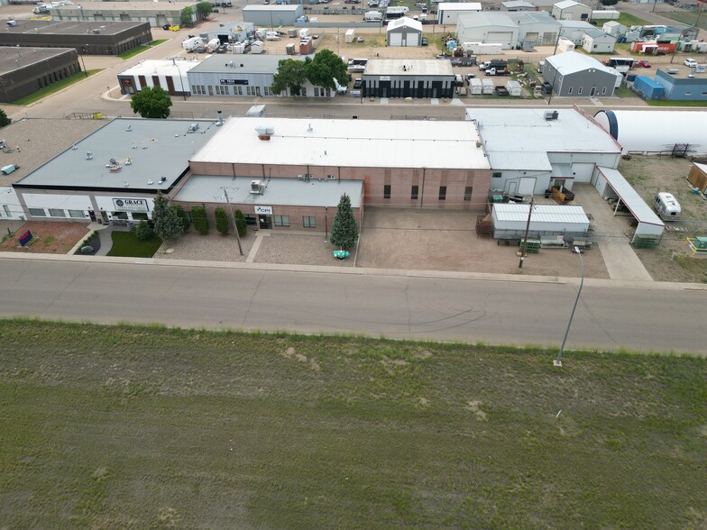 1954 10 Av NW, Medicine Hat, AB en venta - Foto del edificio - Imagen 1 de 62