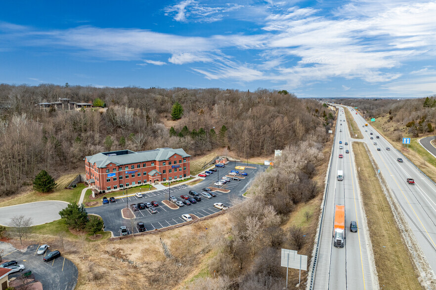 2301 Sun Valley Dr, Delafield, WI en alquiler - Foto del edificio - Imagen 2 de 5