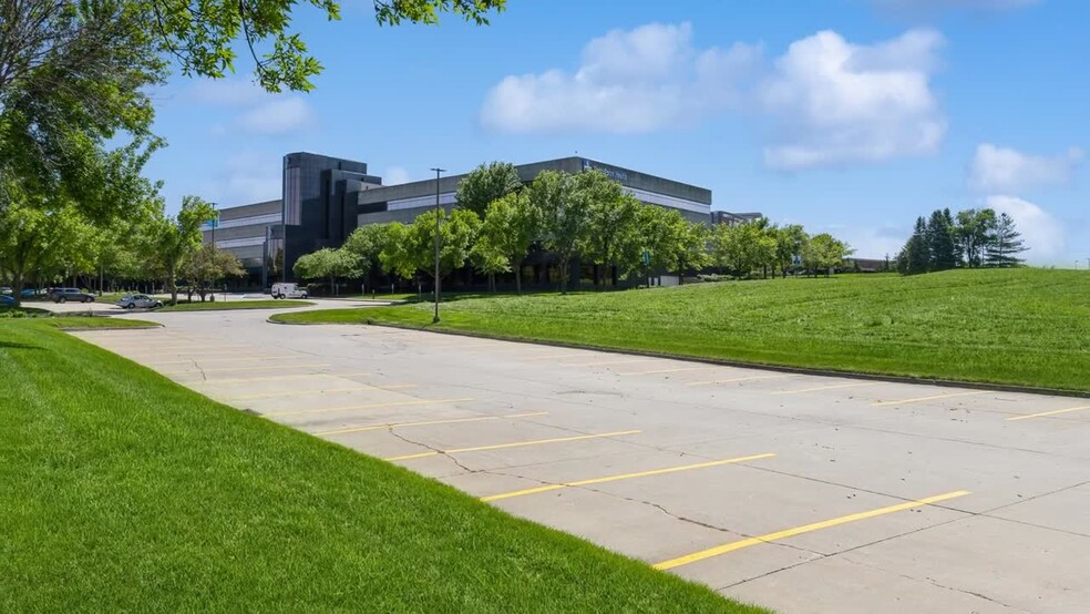 5800 University Ave, West Des Moines, IA en venta - Vídeo de anuncio comercial - Imagen 2 de 14