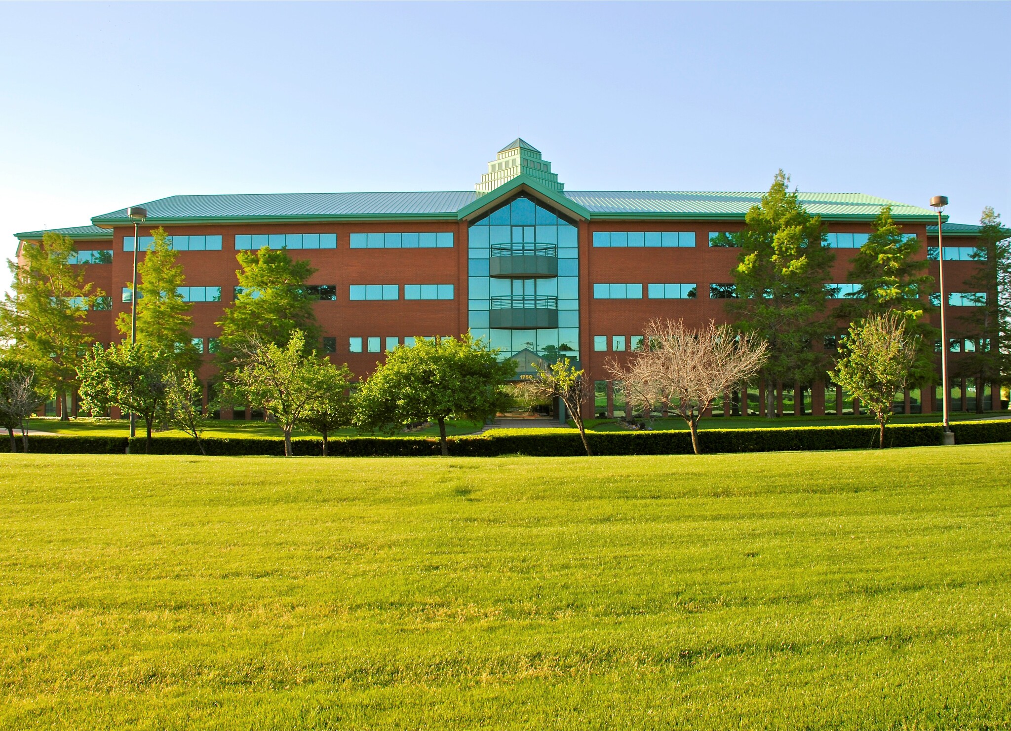 1750 Valley View Ln, Farmers Branch, TX en alquiler Foto del edificio- Imagen 1 de 11