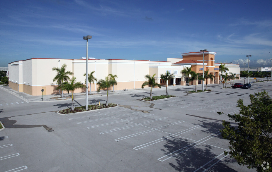 17355 NW 59th Ave, Hialeah, FL en venta - Foto del edificio - Imagen 3 de 6