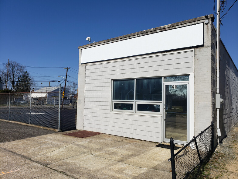 61 1st Ave, Bay Shore, NY en venta - Foto del edificio - Imagen 2 de 2