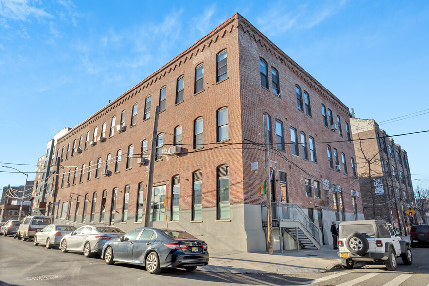 199 Cook St, Brooklyn, NY en alquiler - Foto del edificio - Imagen 1 de 16