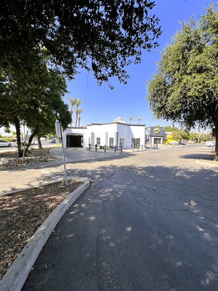 1697 W Lacey Blvd, Hanford, CA en venta - Foto del edificio - Imagen 2 de 41