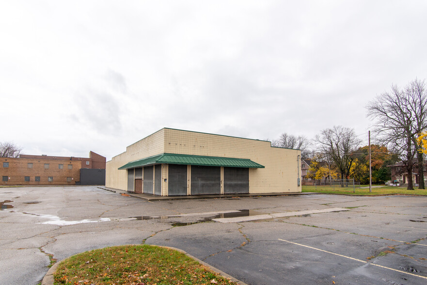 1115E W Genesee Ave, Saginaw, MI en venta - Foto del edificio - Imagen 2 de 26