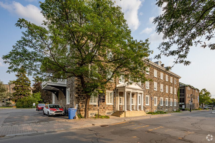 32 Rue Saint-Charles, Longueuil, QC en alquiler - Foto del edificio - Imagen 3 de 33