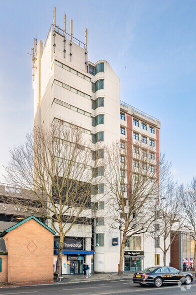 Wheatfield Way, Kingston Upon Thames en alquiler - Foto del edificio - Imagen 3 de 4