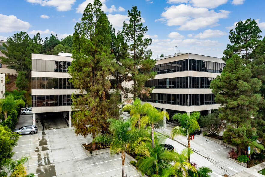 609 Deep Valley Dr, Rolling Hills Estates, CA en alquiler - Foto del edificio - Imagen 1 de 3