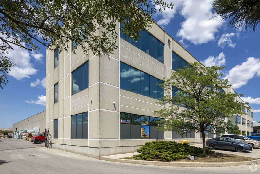 70 Disco Rd, Toronto, ON en alquiler - Foto del edificio - Imagen 3 de 7