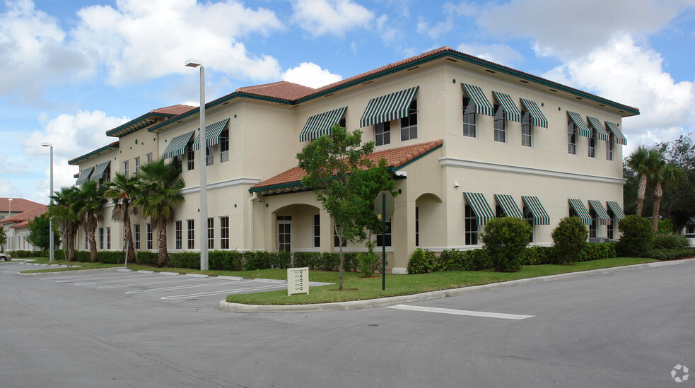 5571 N University Dr, Coral Springs, FL en alquiler - Foto principal - Imagen 1 de 35