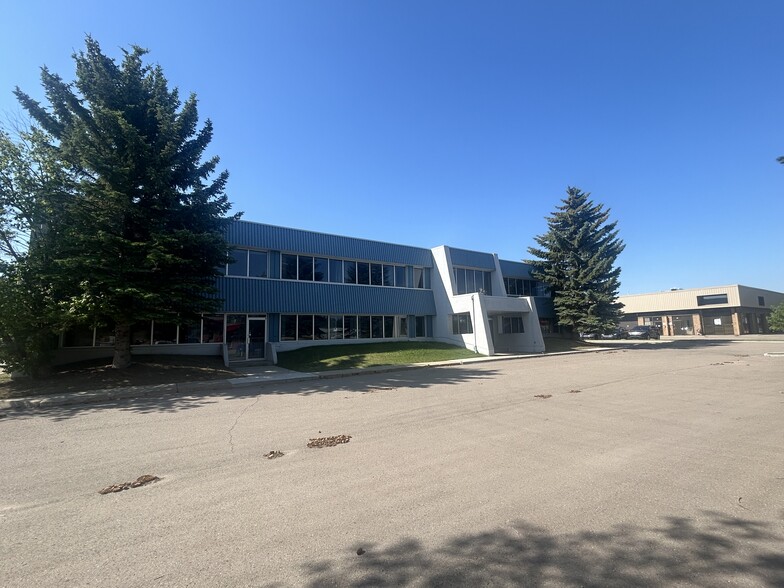 4747 78A St Close, Red Deer, AB en venta - Foto del edificio - Imagen 1 de 26