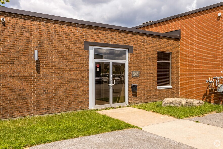 545 Boul Du Curé-Boivin, Boisbriand, QC en alquiler - Foto del edificio - Imagen 2 de 5