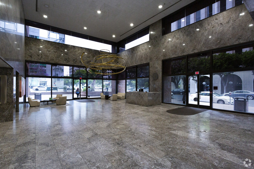 3699 Wilshire Blvd, Los Angeles, CA en alquiler - Lobby - Imagen 3 de 11