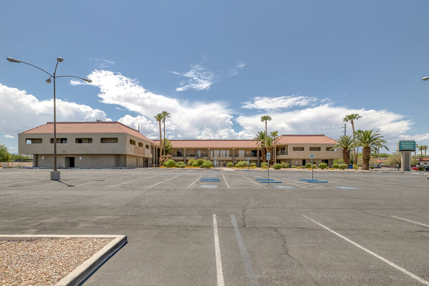 5701 W Charleston Blvd, Las Vegas, NV en venta - Foto del edificio - Imagen 3 de 59