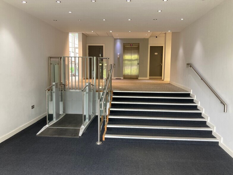 Kilwinning Rd, Irvine en alquiler - Foto del edificio - Imagen 2 de 8