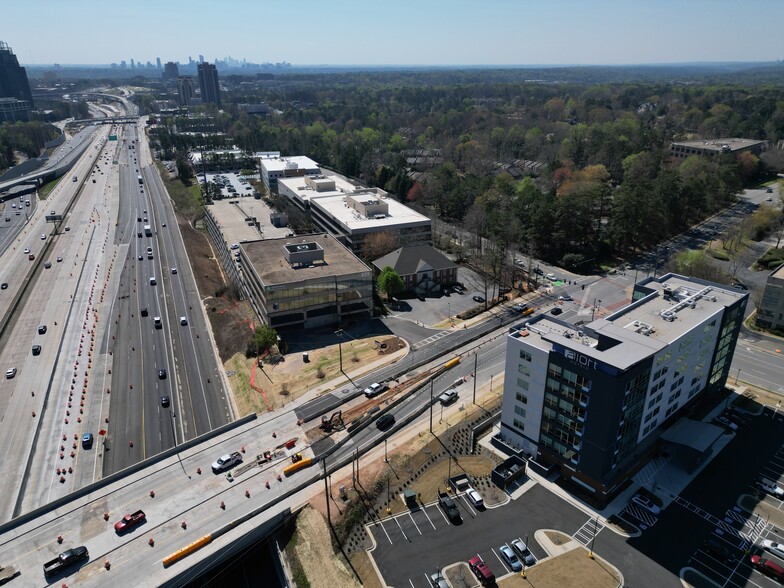 855 Mount Vernon Hwy NE, Atlanta, GA en alquiler - Vista aérea - Imagen 2 de 4